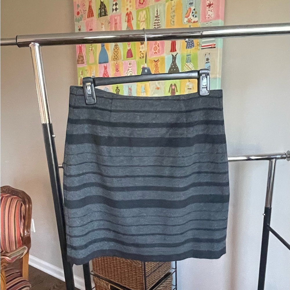 Size 6 Banana Republic wool skirt, very gently worn
